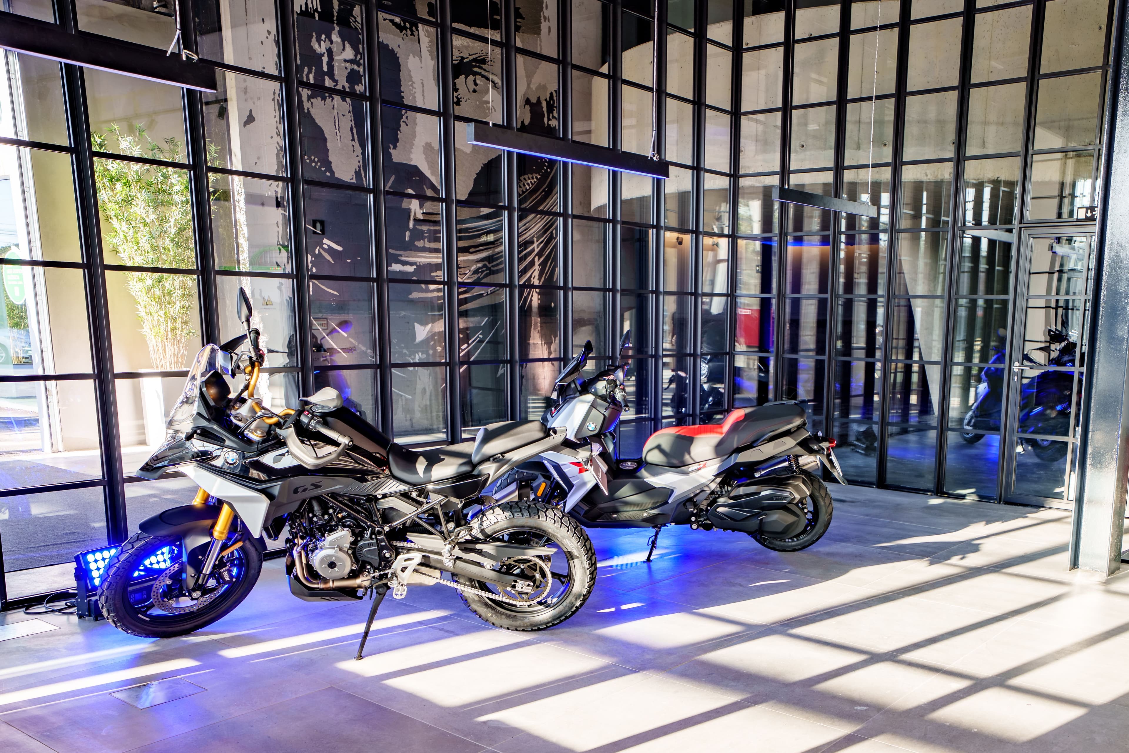 bmcar-champs-pop-up-store-bmw-motorrad-1